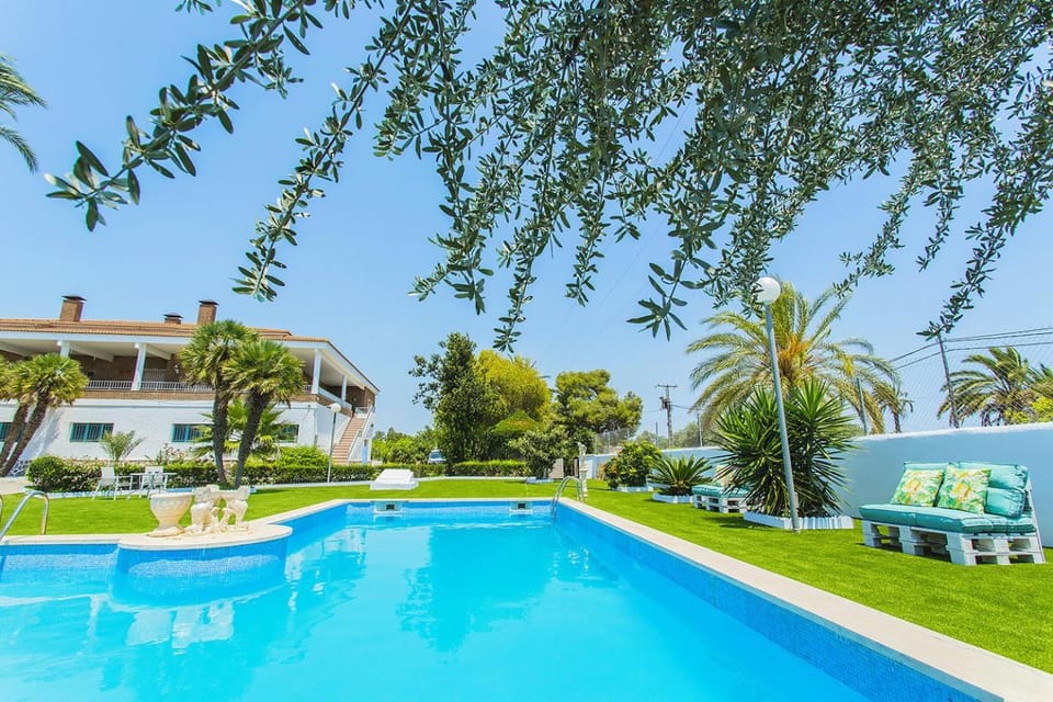 Property building, Garden, Swimming pool