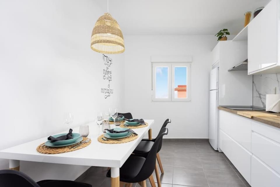 Kitchen or kitchenette, Dining area, stove
