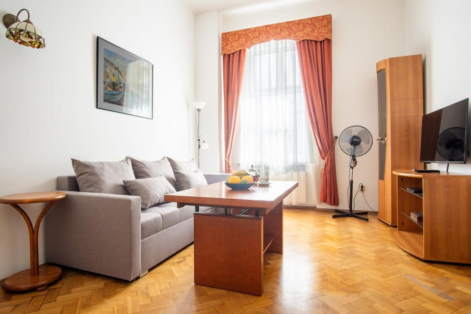 Communal lounge/ TV room, TV and multimedia, Living room, Seating area, Evening entertainment