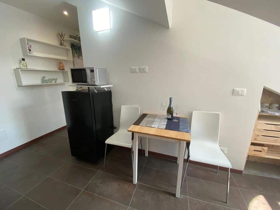 Dining area, minibar