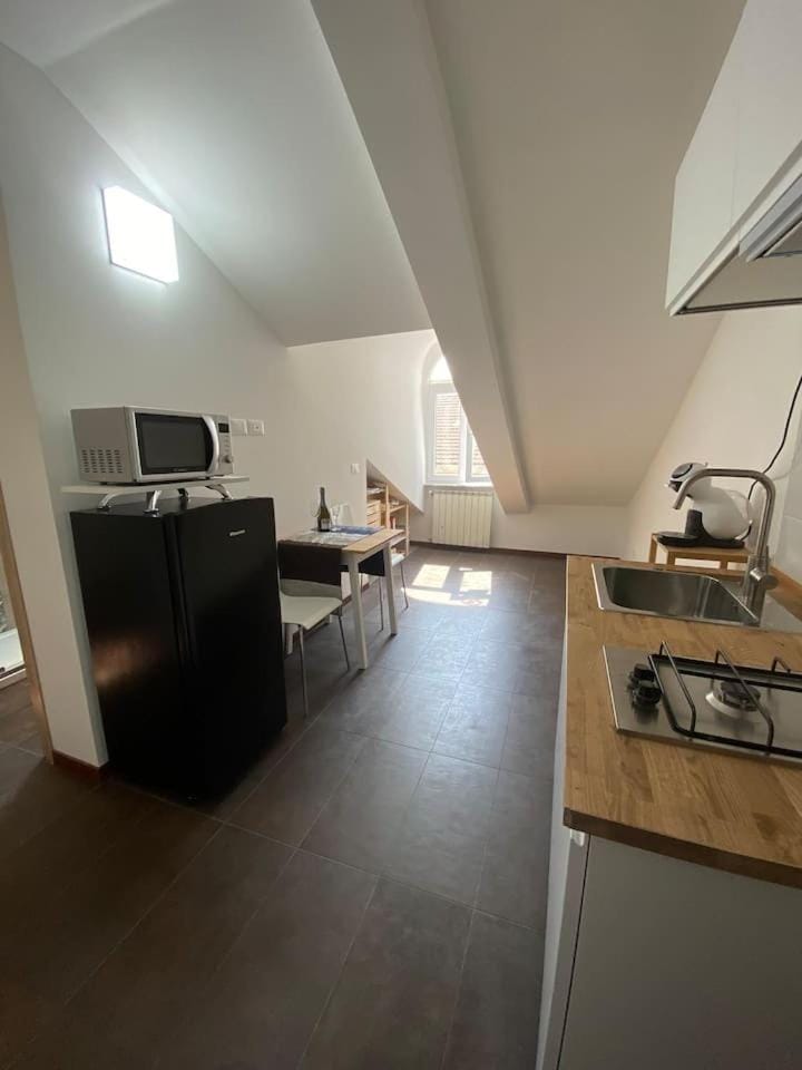Kitchen or kitchenette, Dining area, minibar, stove