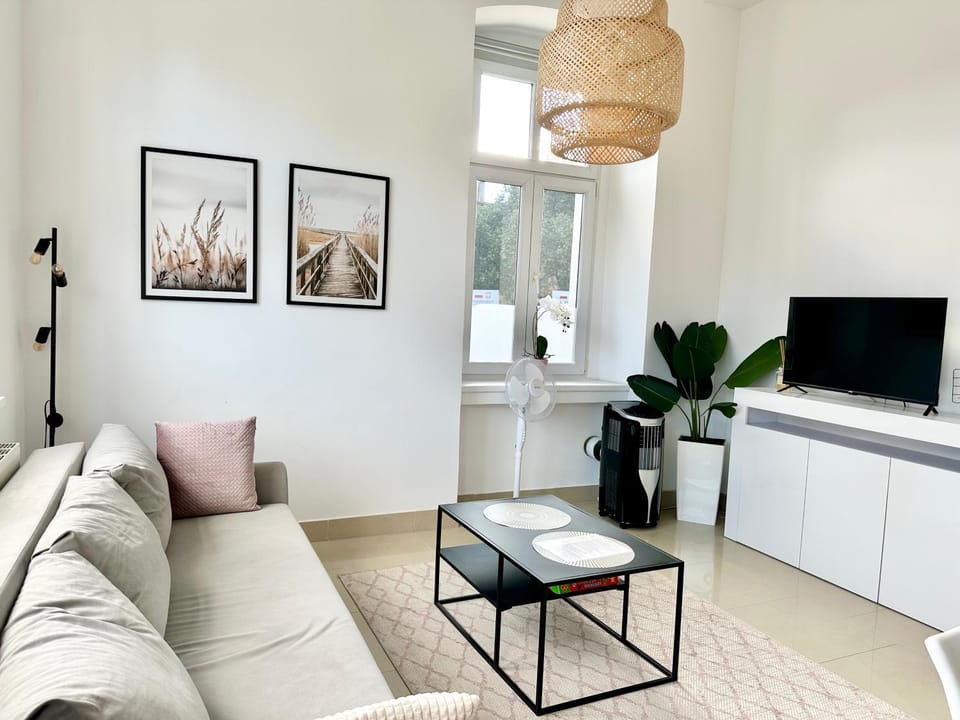 Communal lounge/ TV room, TV and multimedia, Living room, Decorative detail, Evening entertainment
