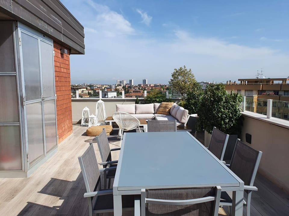 Property building, Patio, Day, View (from property/room), Balcony/Terrace, Living room, Seating area, Dining area, City view