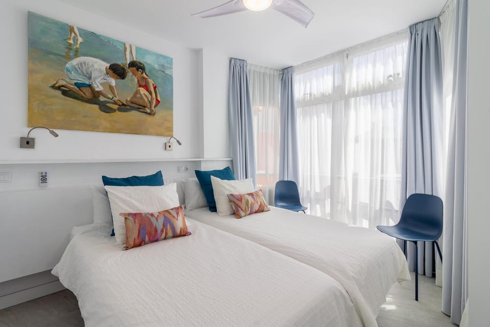 Bed, Photo of the whole room, Bedroom, fireplace