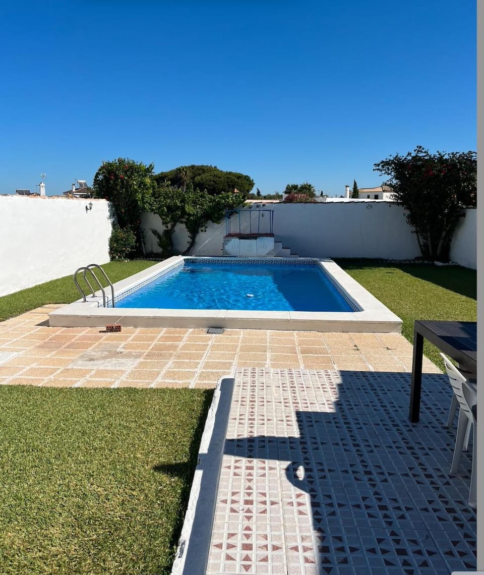 Fantástico chalet con piscina Apartment in Chiclana de la Frontera