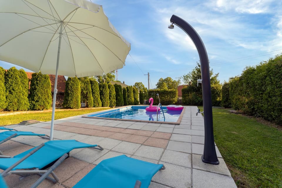 Day, Swimming pool