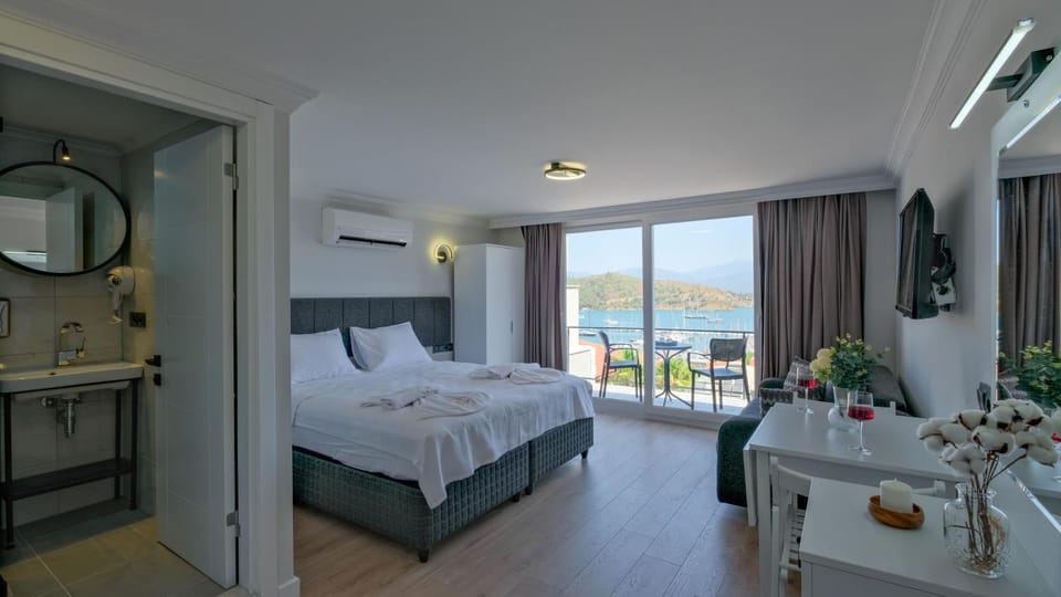 Bed, Balcony/Terrace, Bedroom, Mountain view, Sea view, towels, air conditioner