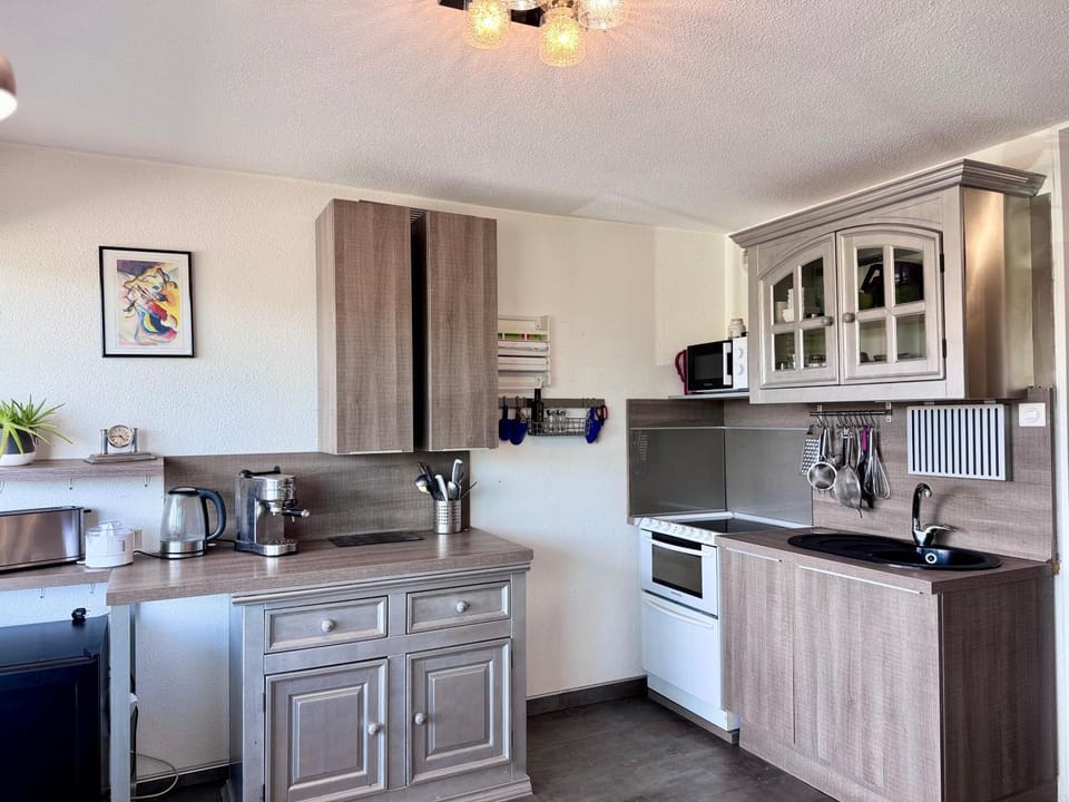 Kitchen or kitchenette, dishwasher, oven, stove