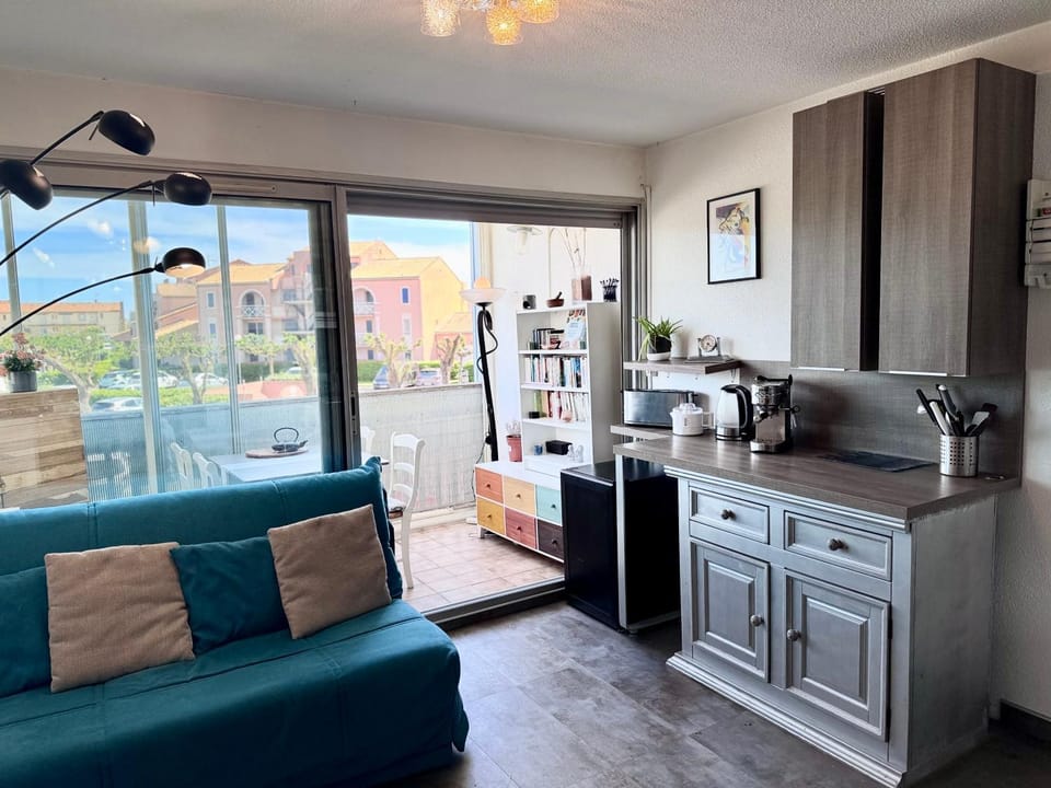 Kitchen or kitchenette, Living room