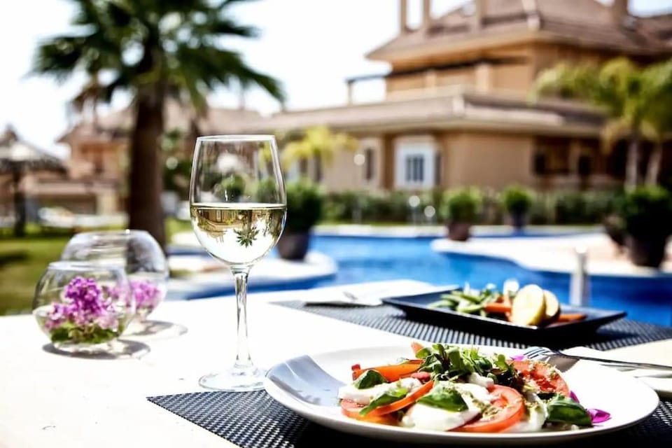 Garden, Food and drinks, Pool view, Swimming pool, Swimming pool, Lunch, Dinner, Drinks, Alcoholic drinks, sunbed
