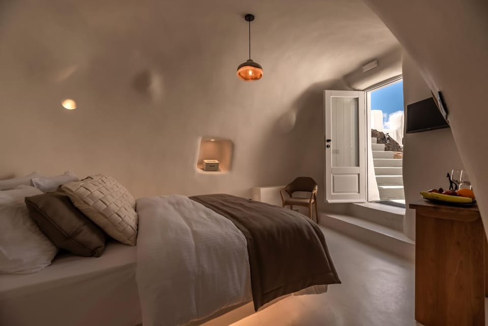 Bed, TV and multimedia, Living room, Decorative detail, Bedroom