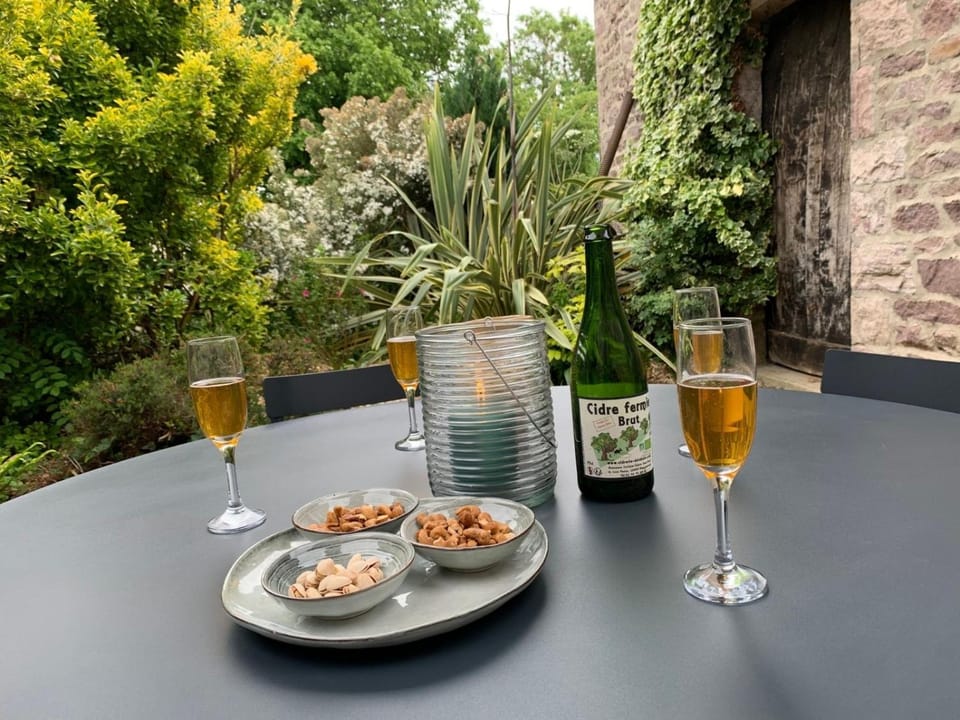 Patio, Food, Alcoholic drinks