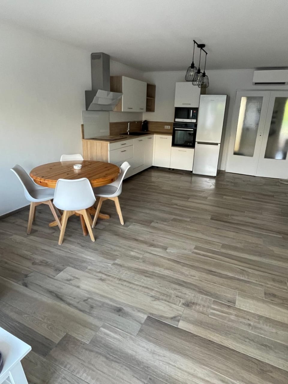 Superbe 3 pièces épurée de 65 m2, refait à Neuf, dans residence calme, climatisé, place de parking privée, à 800 m de la plage Apartment in Antibes