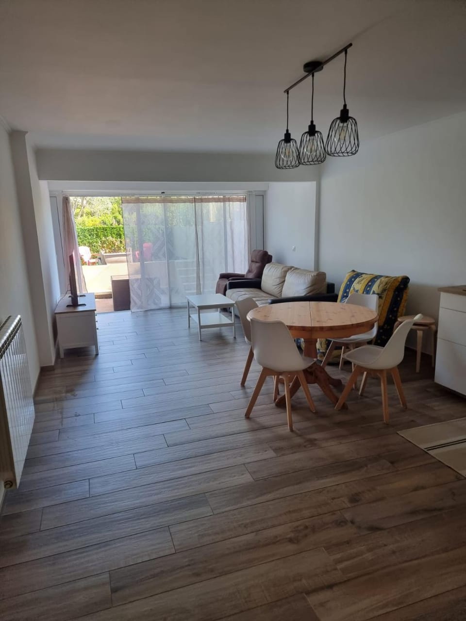 Superbe 3 pièces épurée de 65 m2, refait à Neuf, dans residence calme, climatisé, place de parking privée, à 800 m de la plage Apartment in Antibes