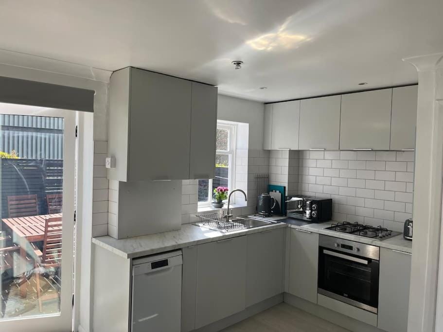 Bright one bed apartment with free parking Apartment in Brighton