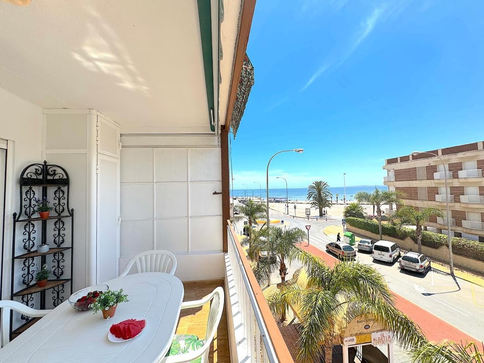 View (from property/room), Balcony/Terrace, Dining area