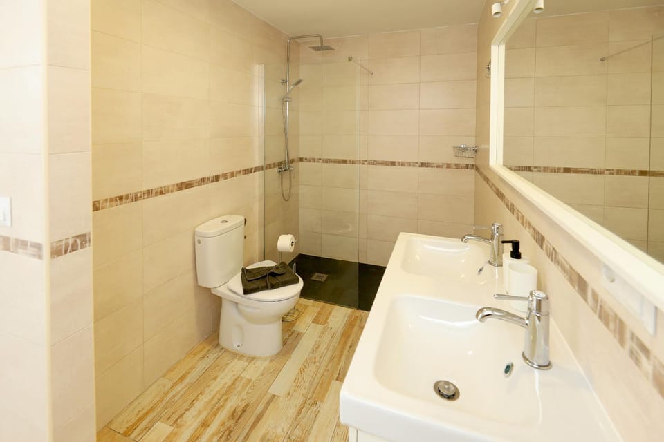 Shower, Toilet