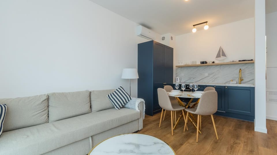 Kitchen or kitchenette, Living room, Seating area, Dining area