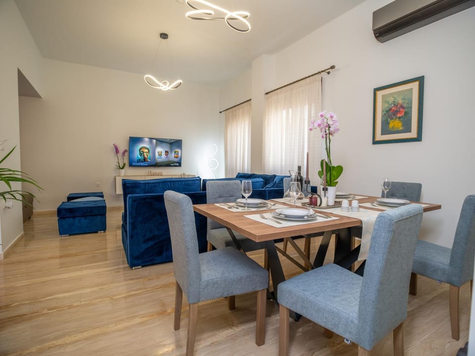 TV and multimedia, Living room, Seating area, Dining area, air conditioner