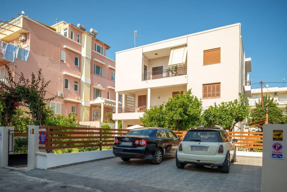 Property building, Day, Neighbourhood, Street view, Location, Parking