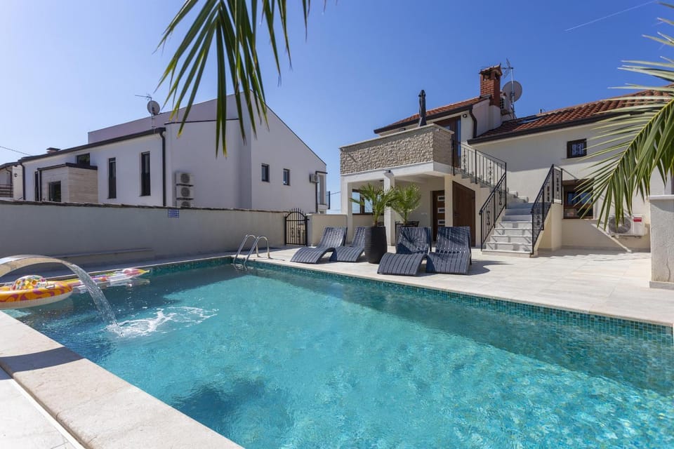 Property building, Swimming pool, sunbed