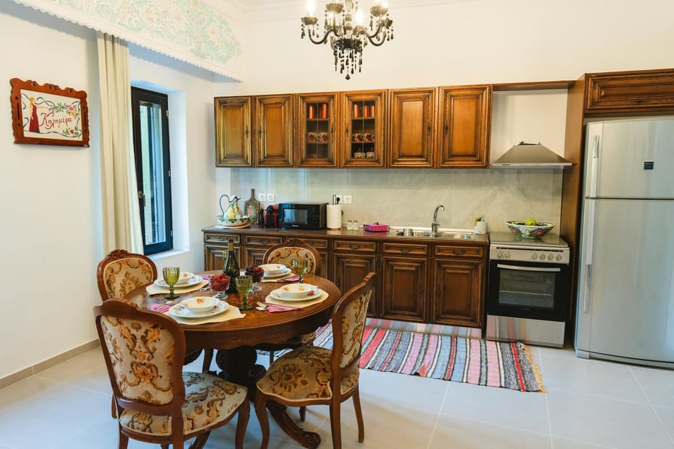 Kitchen or kitchenette, Dining area
