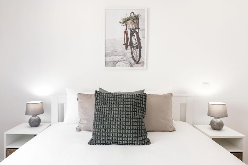 Bed, Photo of the whole room, Decorative detail, Bedroom
