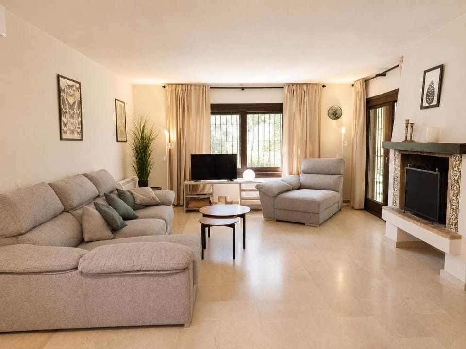 TV and multimedia, Living room, Photo of the whole room, Seating area
