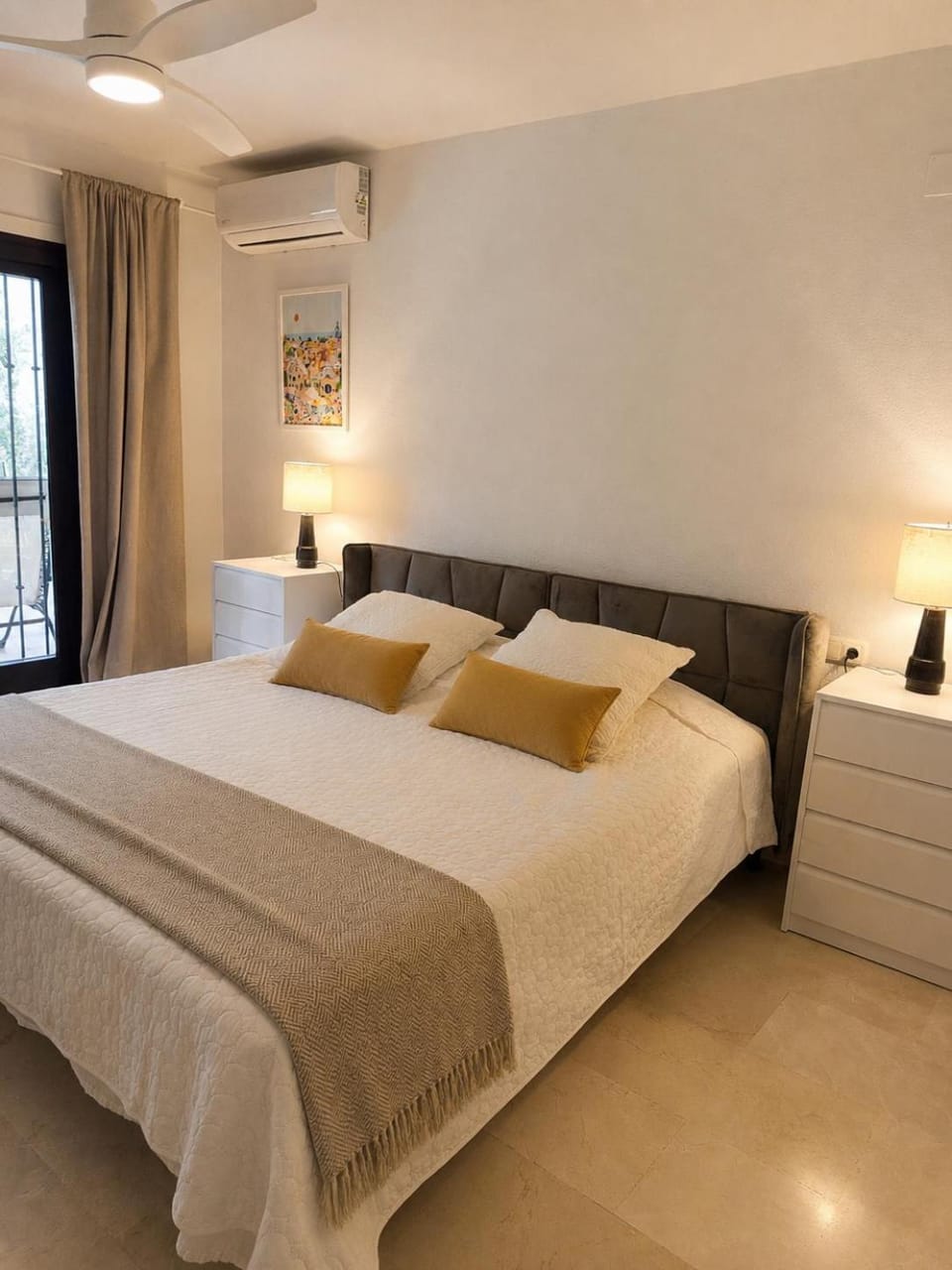 Bed, Photo of the whole room, Bedroom, air conditioner