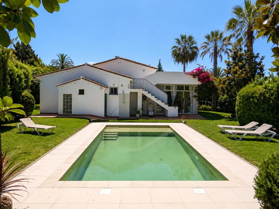Property building, Day, Garden, Garden view, Pool view, Swimming pool, sunbed
