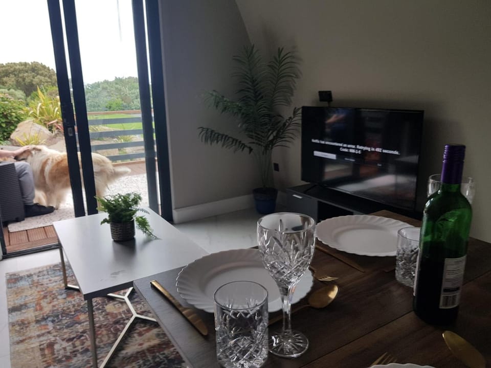 TV and multimedia, Food and drinks, Dining area