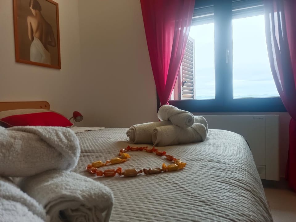Bedroom, towels