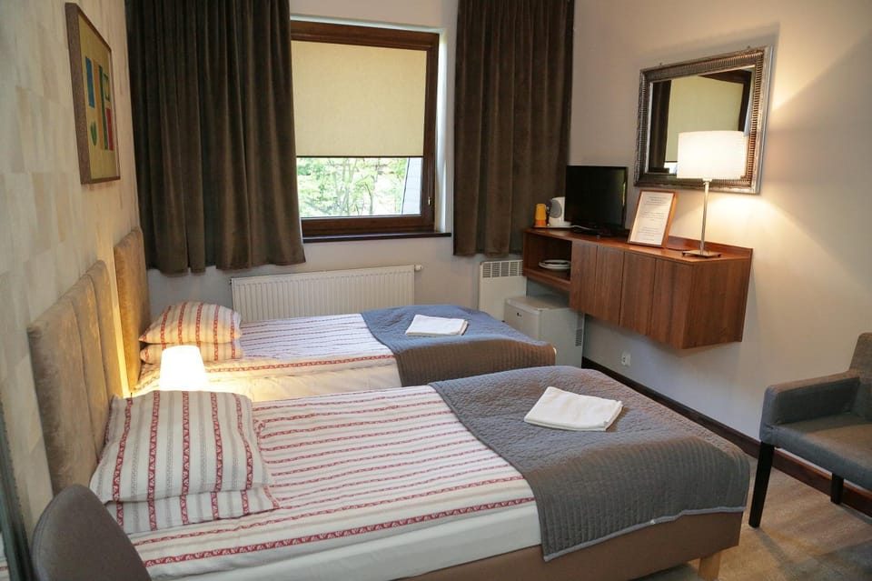 Bed, TV and multimedia, Photo of the whole room, Bedroom, towels