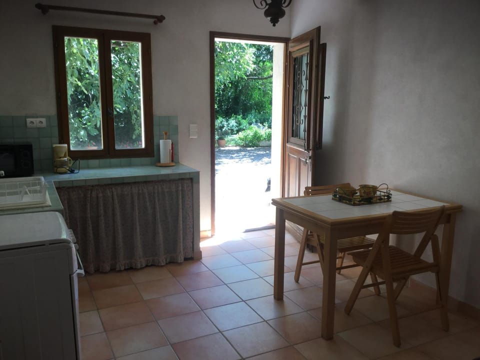 Appartement dans un mas provencal Apartment in Provence-Alpes-Côte d'Azur