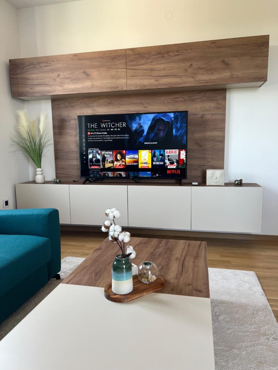 Communal lounge/ TV room, TV and multimedia, Living room, Seating area, Evening entertainment