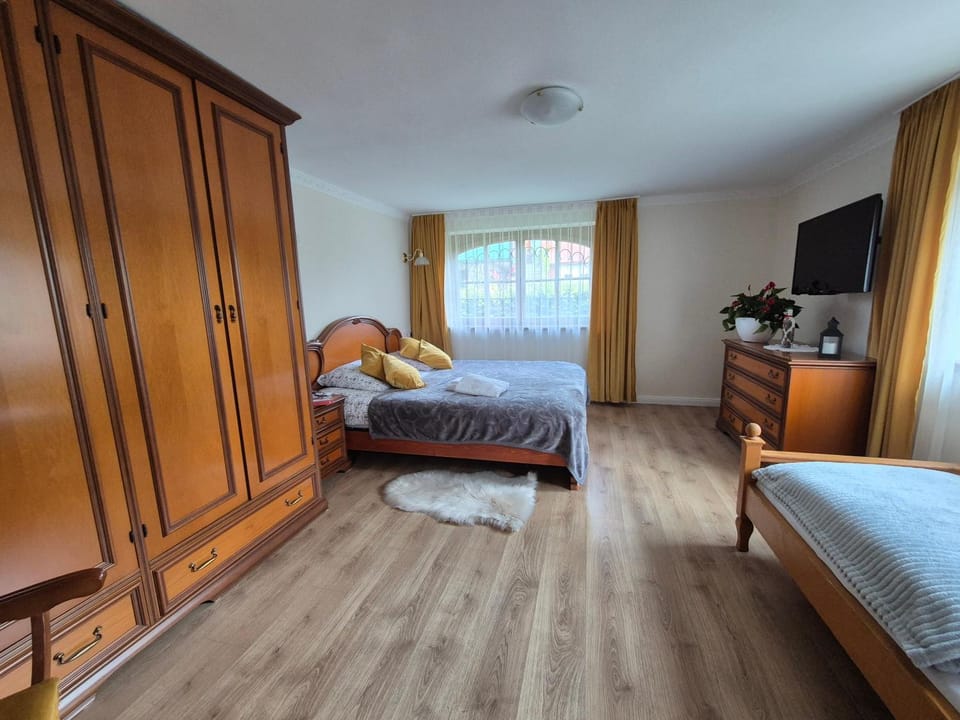Bed, TV and multimedia, Photo of the whole room, Bedroom, wardrobe