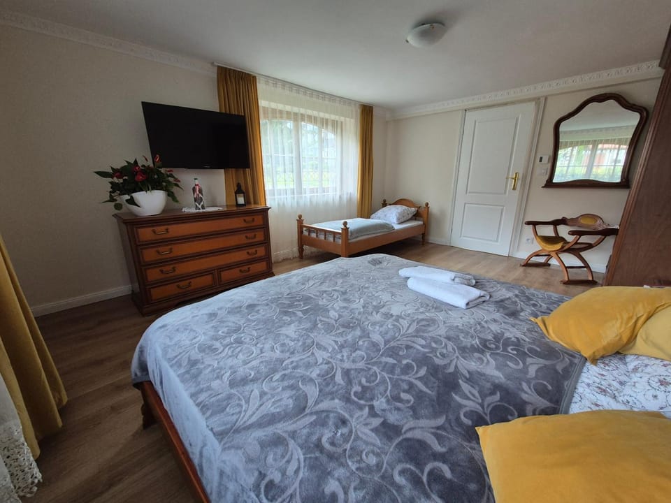 Photo of the whole room, Bedroom, towels