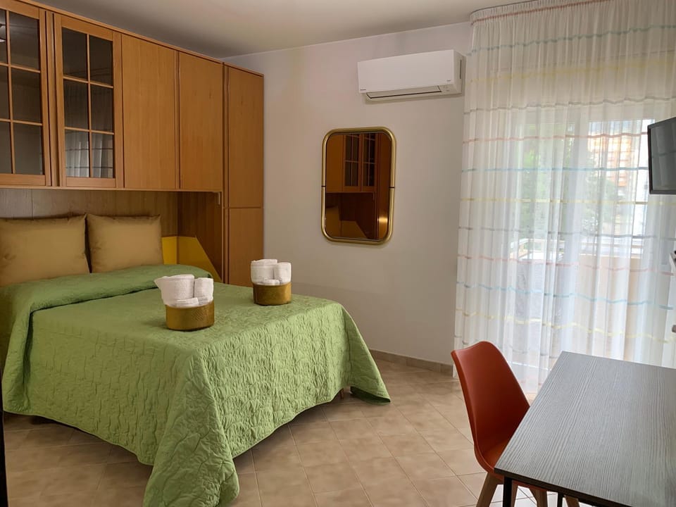 TV and multimedia, Photo of the whole room, Bedroom, air conditioner