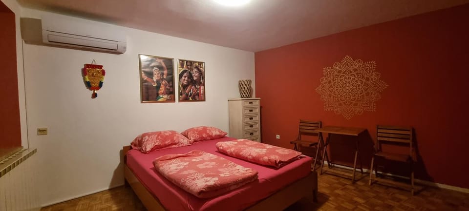 Bed, Bedroom, air conditioner