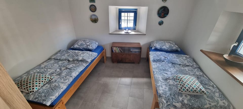Bedroom, fireplace, air conditioner