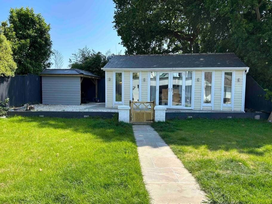 Cosy Studio Cabin with Optional Hot Tub Lilliput near Sandbanks beach Cabin in Poole