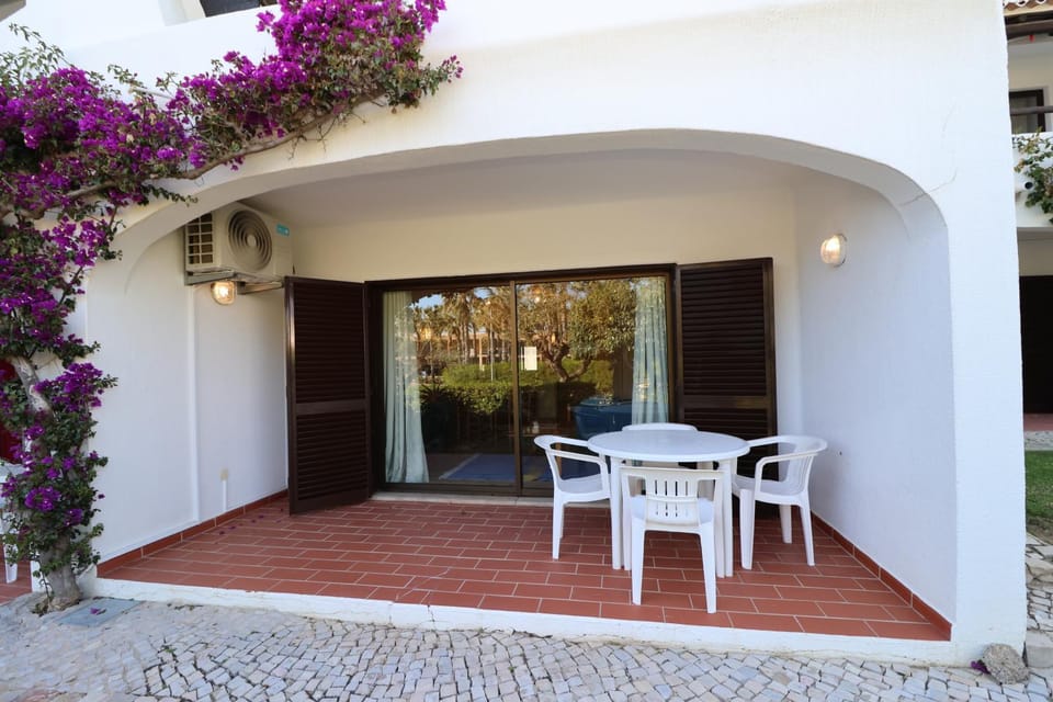 Property building, Patio, Day, Balcony/Terrace, Dining area