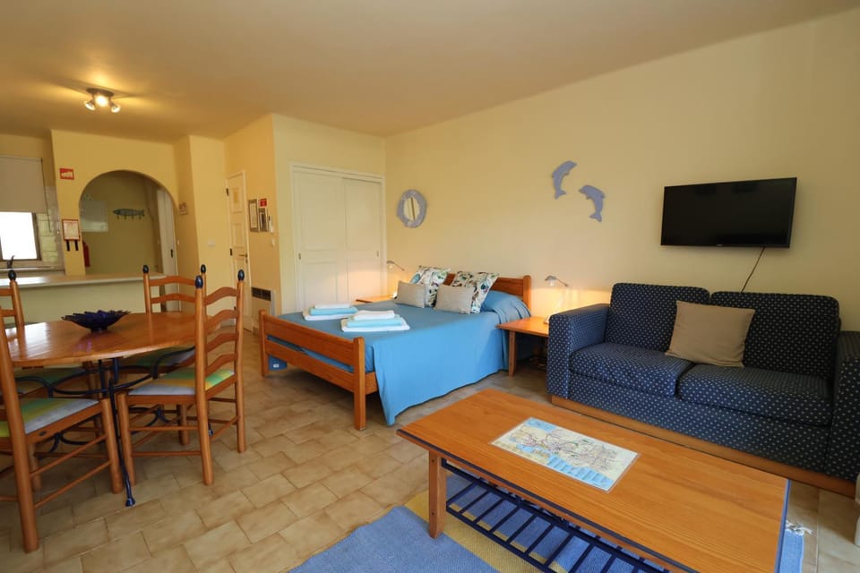 TV and multimedia, Living room, Photo of the whole room, Dining area, Bedroom