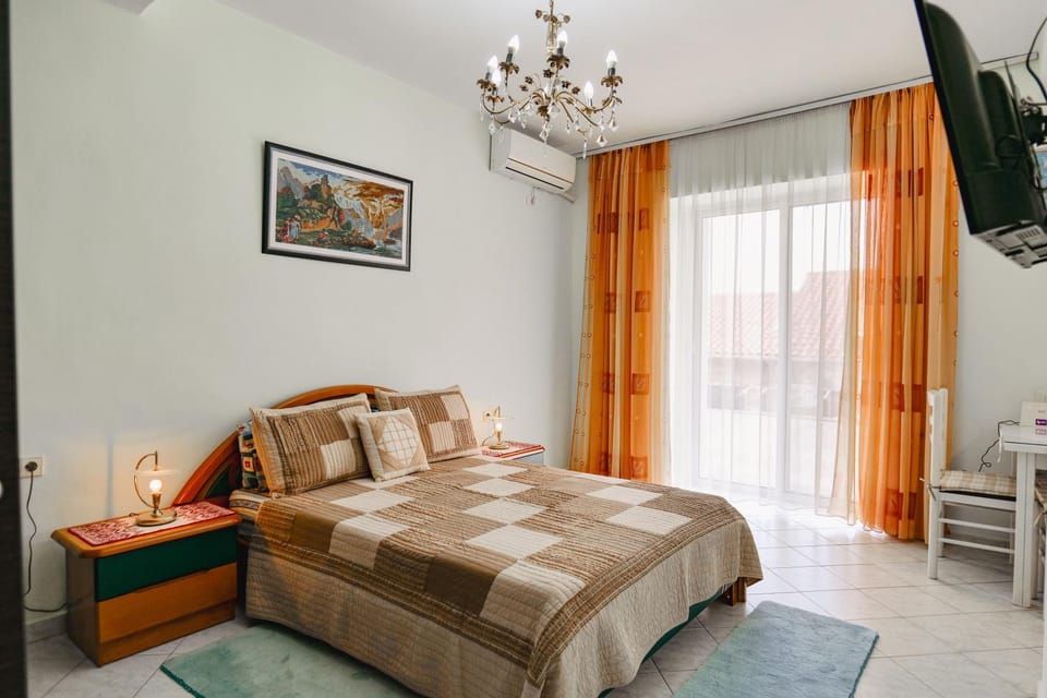 Bed, Photo of the whole room, Seating area, Bedroom, air conditioner