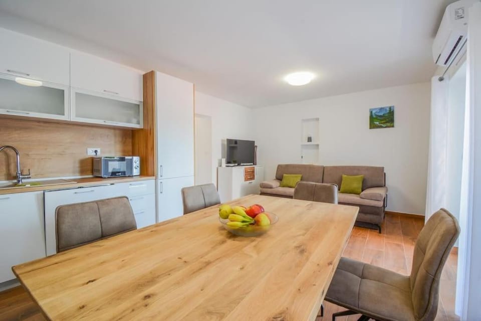 Coffee/tea facilities, Kitchen or kitchenette, Living room, Seating area, Dining area, minibar, pet friendly, stove