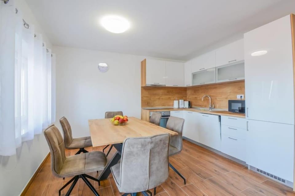 Coffee/tea facilities, Kitchen or kitchenette, Living room, Seating area, Dining area, minibar, pet friendly, stove