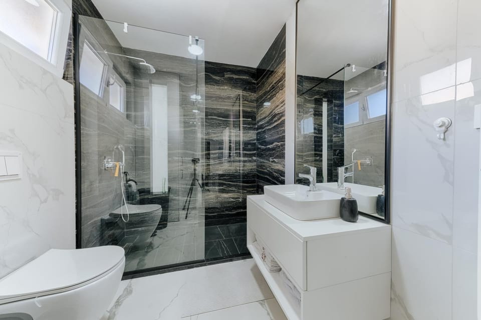 Shower, Toilet, Bathroom, bidet, towels