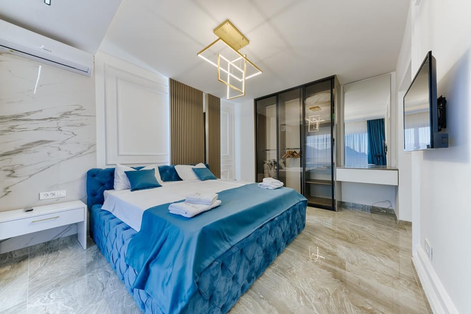 Bed, TV and multimedia, Photo of the whole room, Bedroom, towels