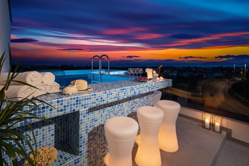 Balcony/Terrace, Pool view, Swimming pool, Sunrise, Sunset, sunbed