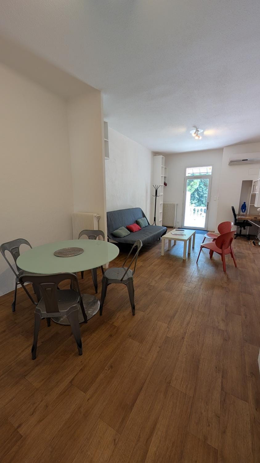 TV and multimedia, Living room, Seating area, Dining area, air conditioner